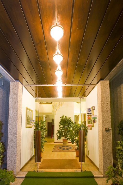 Hotel Metropol Caorle Bagian luar foto